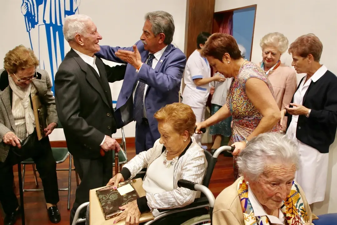 Revilla en el acto de la Fundaci&oacute;n Asilo con motivo del D&iacute;a Internacional de las Personas Mayores