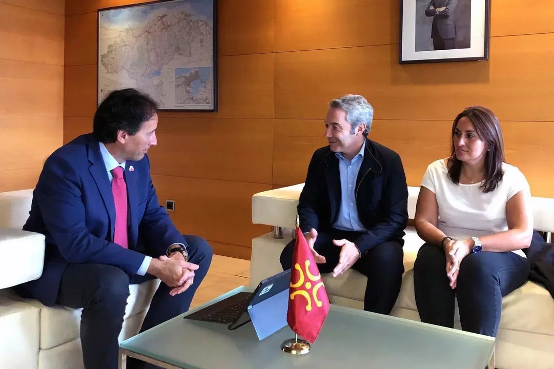 Gochicoa con el alcalde de Guriezo