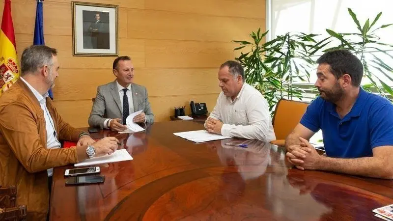 Reuni&oacute;n entre el consejero de Desarrollo Rural, Ganader&iacute;a, Pesca, Alimentaci&oacute;n y Medio Ambiente, Guillermo Blanco, y el alcalde de Cabez&oacute;n de la Sal, V&iacute;ctor Reinoso, entre otros