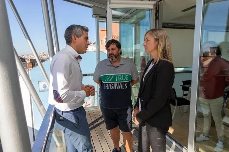 El vicepresidente del Gobierno de Cantabria y consejero de Universidades, Igualdad, Cultura y Deporte, Pablo Zuloaga, y la alcaldesa de Castro Urdiales, Susana Herr&aacute;n