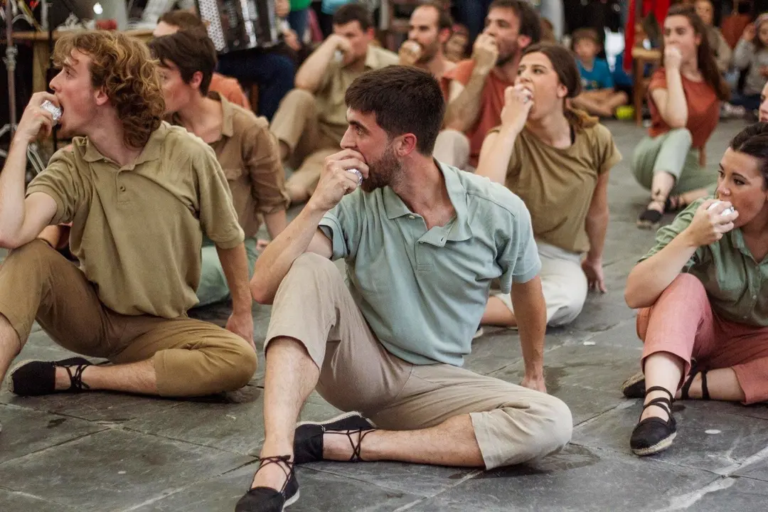 Espect&aacute;culo callejero 'Sagartu', de la compa&ntilde;&iacute;a guipuzcoana Hika Teatroa