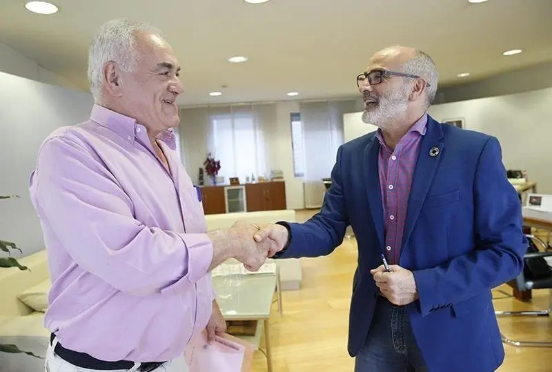 Consejero Sanidad con alcalde de Voto