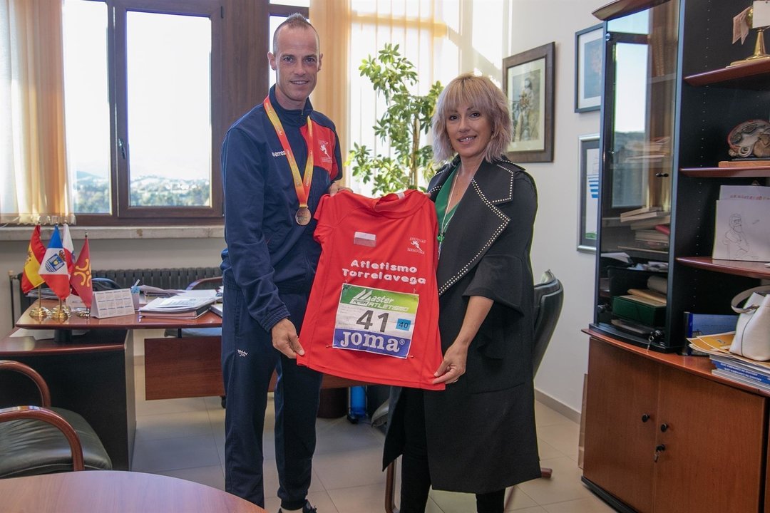 La alcaldesa recibe al fondista polanquino Óscar Urcelay, medalla de bronce en el Campeonato de España Master de Maratón en la categoría veterano mayores de 40 años