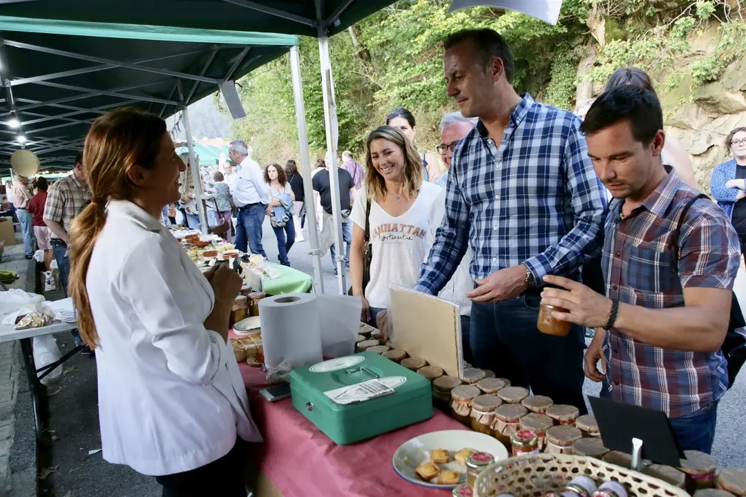 Guillermo Blanco visita el Mercado de Oto&ntilde;o de los Valles Pasiegos