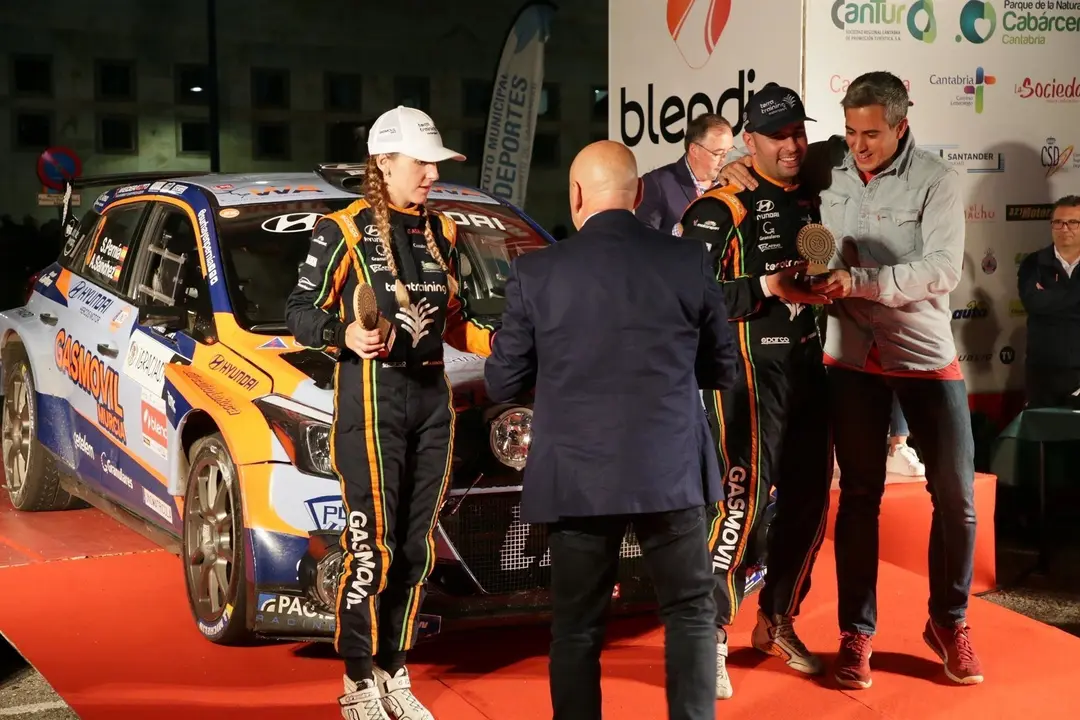 Zuloaga entrega a Pern&iacute;a el premio por ganar el Rallye Blendio