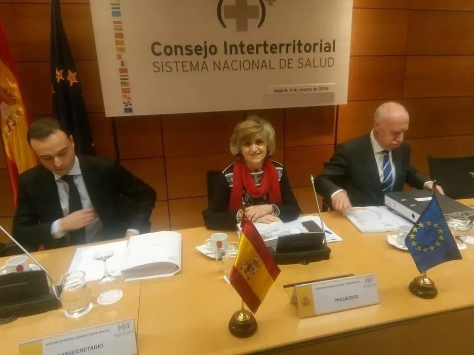 Maria Luisa Carcedo, ministra de Sanidad presidiendo el CISNS