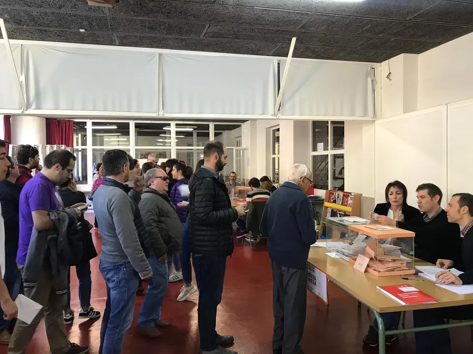 Votaciones este 28 de abril para las elecciones generales, en la mesa electoral en Fonti&ntilde;as en Santiago de Compostela.