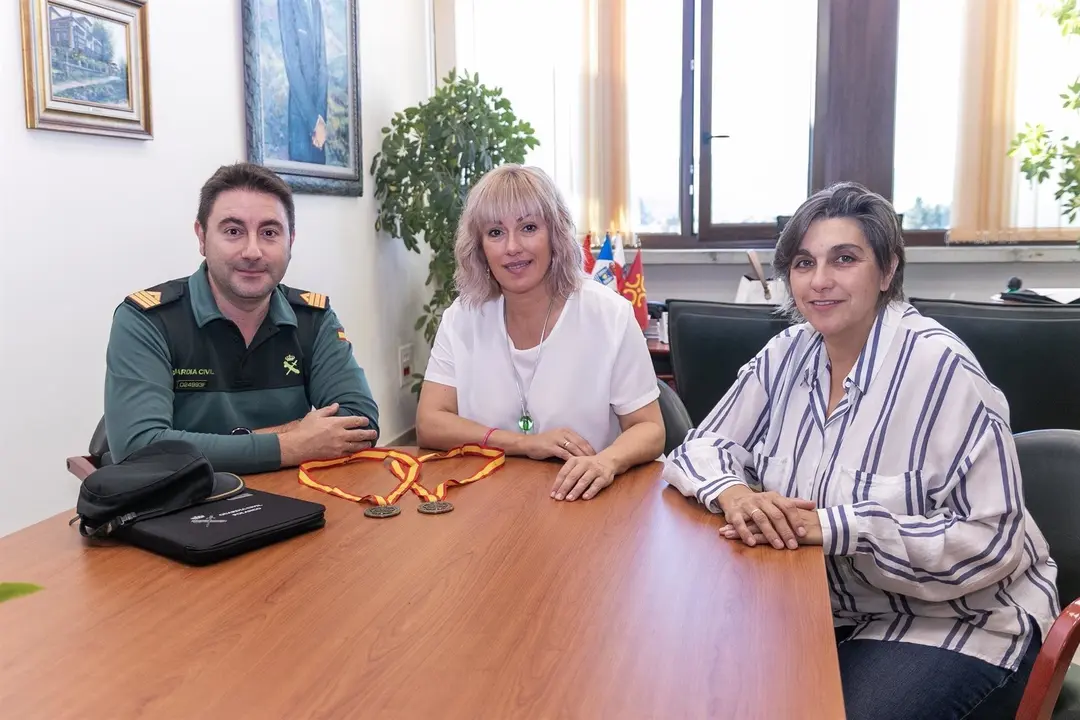 La alcaldesa de Polanco, Rosa D&iacute;az, durante la recepci&oacute;n al sargento de la Guardia Civil campe&oacute;n de Espa&ntilde;a en recorridos de tiro, Mariano Miguel Moreno