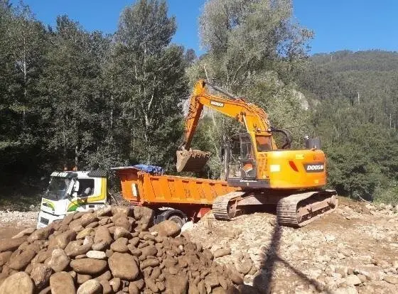 Trabajos en el cauce del r&iacute;o Besaya a su paso por Los Corrales de Buelna