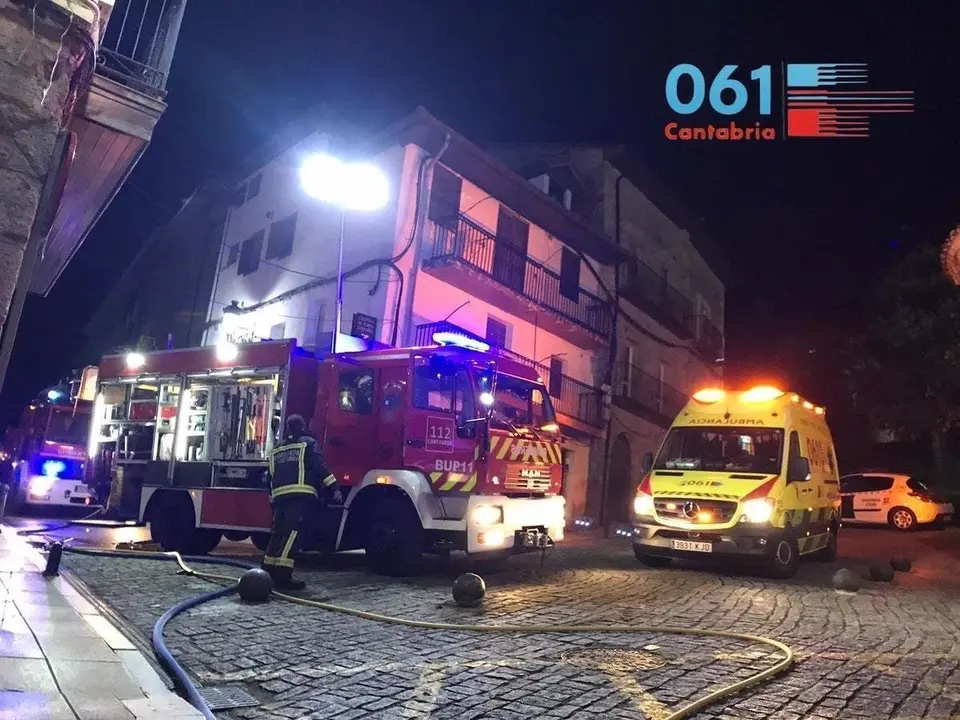 Equipos de emergencias en el lugar del incendio en Laredo