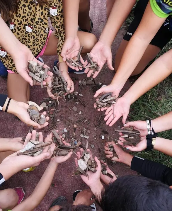 Piedras en  el campo de rugby del Ruth Beitia