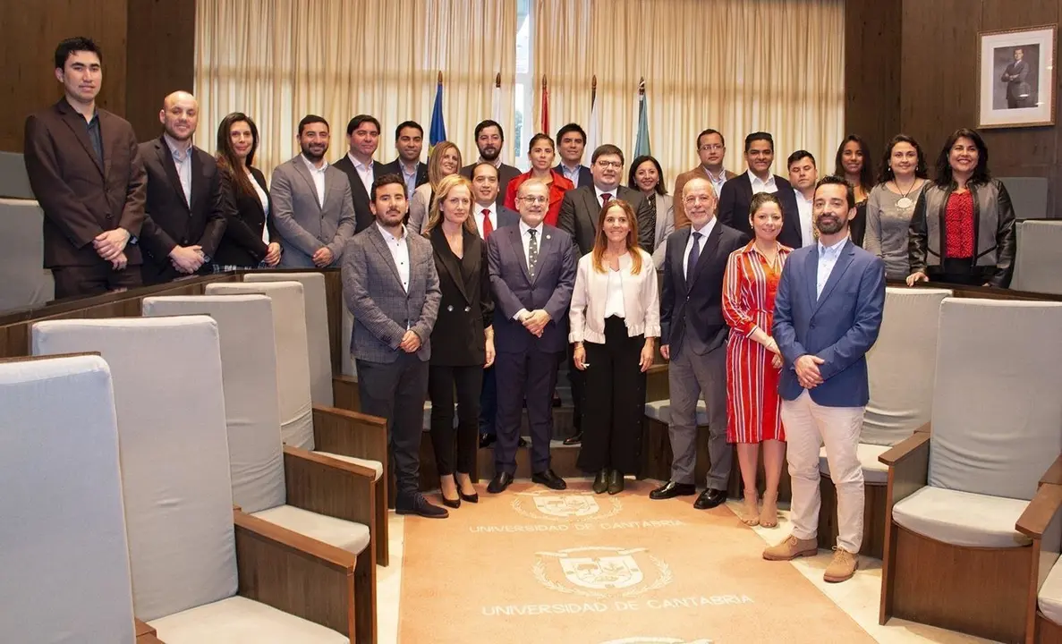 Un total de 21 profesionales chilenos que cursan el M&aacute;ster en Banca del SANFI visitan Cantabria