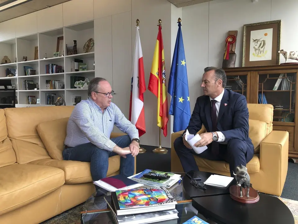 El consejero con el alcalde de Campoo de Yuso