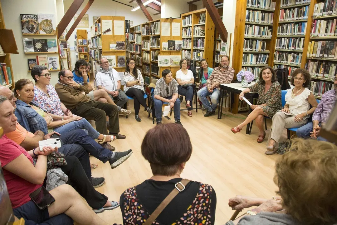 Actividad en la biblioteca municipal de Camargo (archivo)