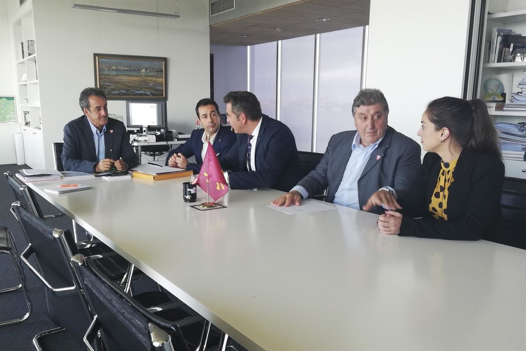 El consejero de Innovación, Industria, Transporte y Comercio, Francisco Martín, se reúne con el alcalde de Santoña, Sergio Abascal.