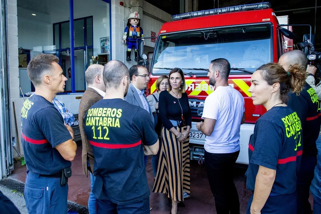 La consejera visita el parque de bomberos de Laredo