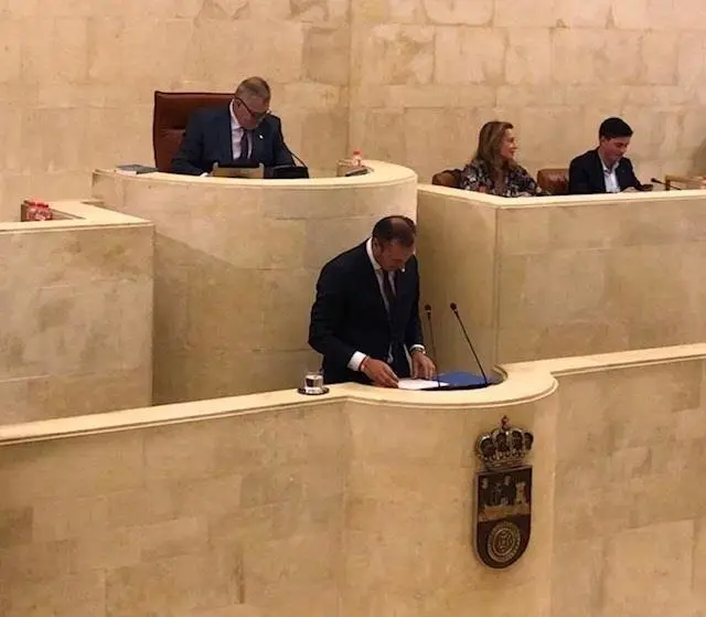 El consejero de Desarrollo Rural, Ganader&iacute;a, Pesca, Alimentaci&oacute;n y Medio Ambiente de Cantabria, Guillermo Blanco, en el Pleno