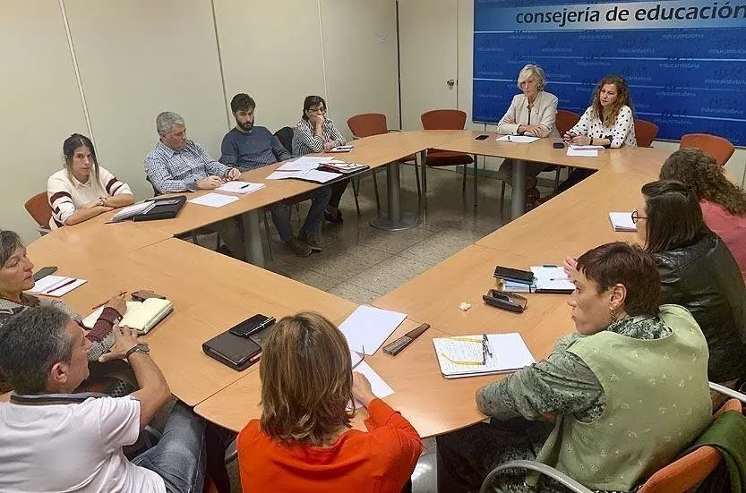 La consejera de Educaci&oacute;n, Marina Lomb&oacute;, con comit&eacute; de empresa de SRECD