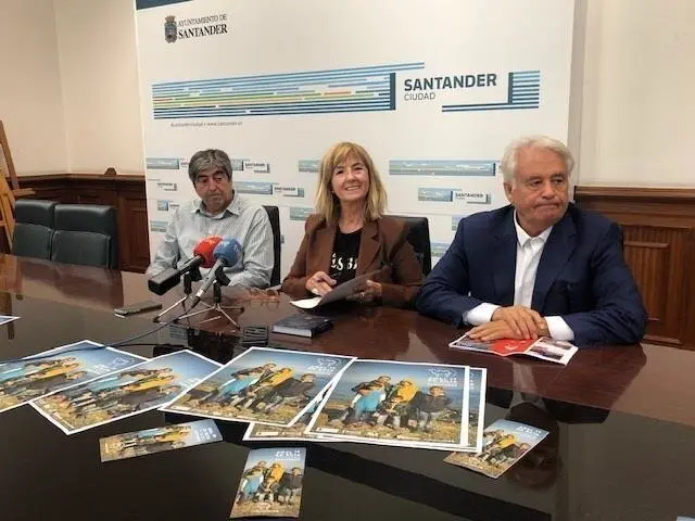 El propietario de los Cines Groucho de Santander, Jos&eacute; Pinar; la concejal de Cultura de Santander, Mar&iacute;a Luisa Sanju&aacute;n, y el presidente de honor de la Fundaci&oacute;n Araguaney-Puente de Culturas, Ghaleb Jaber Ibraim