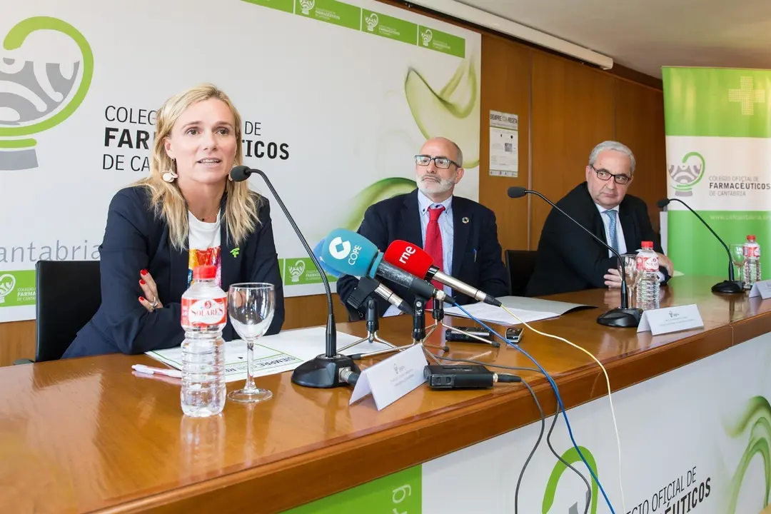 La presidenta del Colegio de Farmac&eacute;uticos, Rita de la Plaza, el consejero de Sanidad, Miguel Rodr&iacute;guez,  y el presidente del Colegio de M&eacute;dicos,  Javier Hern&aacute;ndez de Sande, en la presentaci&oacute;n de la campa&ntilde;a &lsquo;Siempre con receta&rsquo;
