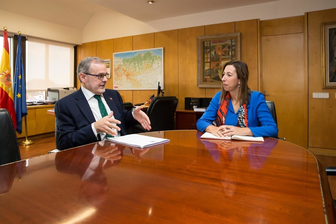 La consejera de Economía y Hacienda, María Sánchez, recibe al rector de la Universidad de Cantabria, Ángel Pazos.