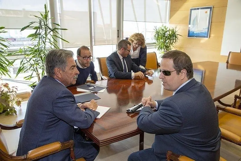 El presidente de Cantabria, Miguel &Aacute;ngel Revilla, con representantes de la ONCE