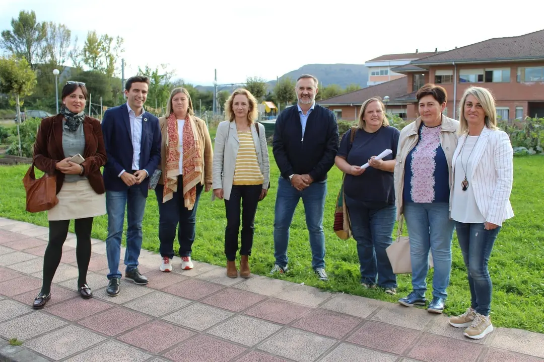 :Los Candidatos Del PSOE, Pedro Casares E Isabel Fern&aacute;ndez, Con Mujeres Rurales