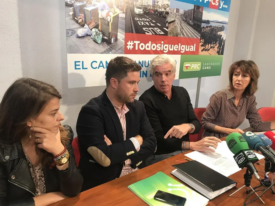El portavoz del PRC en Santander, Jos&eacute; Mar&iacute;a Fuentes-Pila, y varios concejales regionalistas antes del inicio de la rueda de prensa