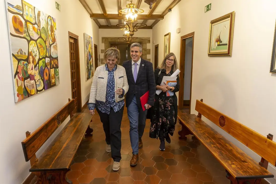 El vicepresidente y consejero de Universidades, Igualdad, Cultura y Deporte, Pablo Zuloaga, presenta con la alcaldesa de Camargo, en rueda de prensa, la VIII Feria de Mujeres Artesanas y Emprendedoras de Cantabria