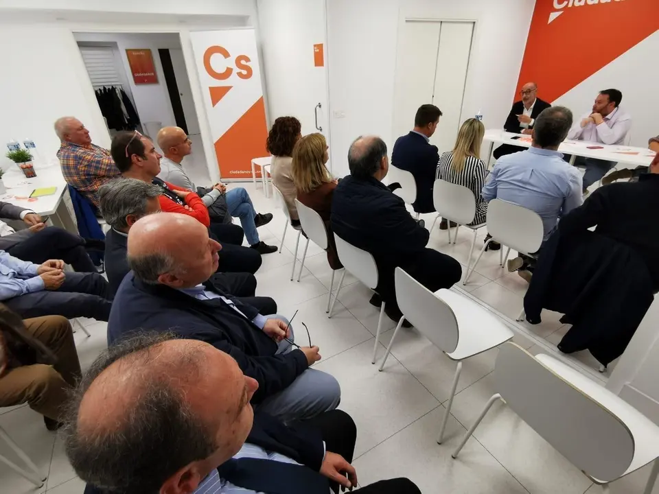 El candidato de Ciudadanos (Cs) al Congreso de los Diputados por Cantabria, Rub&eacute;n G&oacute;mez, en un encuentro con afiliados y simpatizantes de Santander
