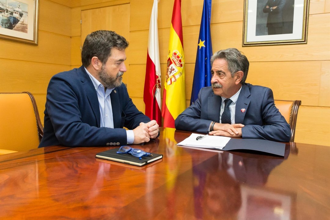 El presidente de Cantabria, Miguel Ángel Revilla, recibe al decano del Colegio de Arquitectos de Cantabria, Moisés Castro