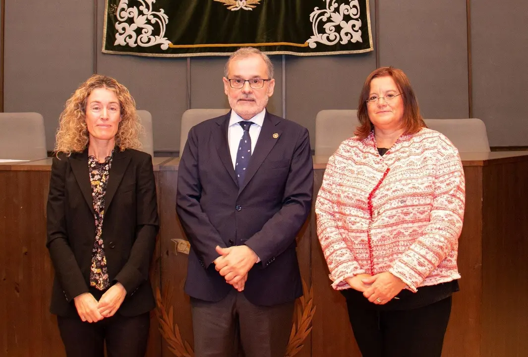Ana Mar&iacute;a Urtiaga toma posesi&oacute;n como nueva directora del Departamento de Ingenier&iacute;as Qu&iacute;mica y Biomolecular de la UC en presencia dle rector, &Aacute;ngel Pazos