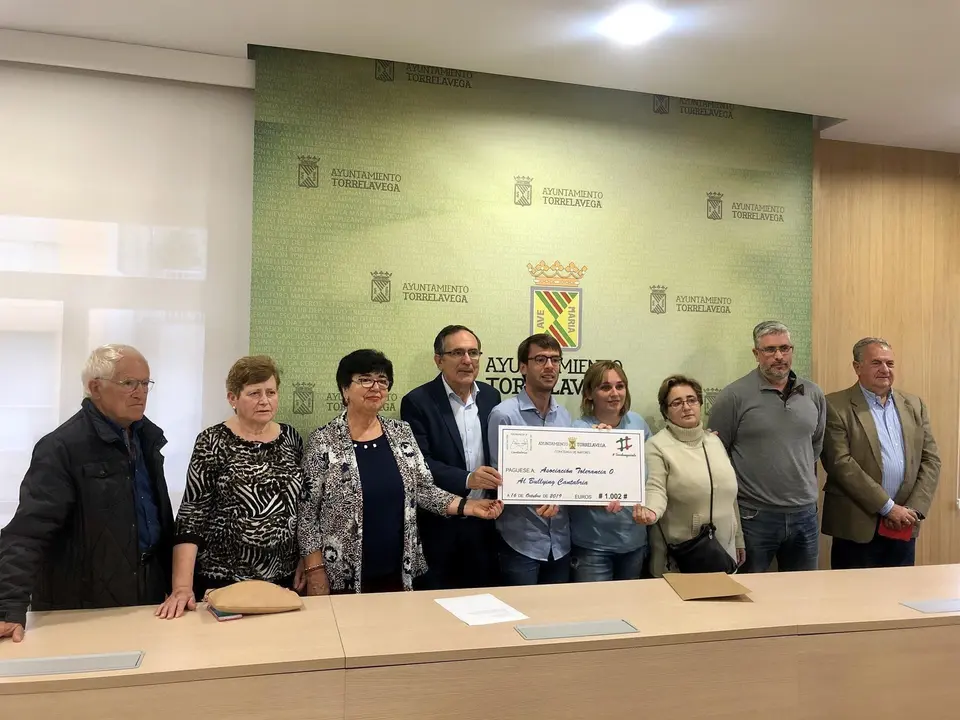 Las asociaciones de mayores entregan 1.000 euros a la Asociaci&oacute;n Tolerancia 0 al Bullying