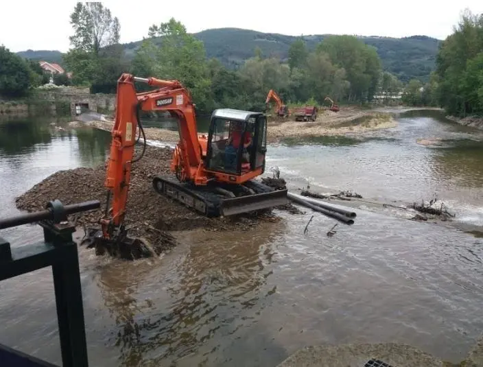 La CHC retira dep&oacute;sitos acumulados en el As&oacute;n a su paso por Ampuero