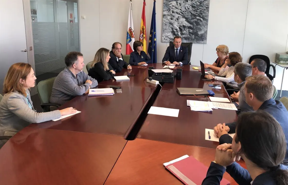 El consejero de Desarrollo Rural, Ganader&iacute;a, Pesca, Alimentaci&oacute;n y Medio Ambiente, Guillermo Blanco, se ha reunido hoy con representantes del sindicato T&Uacute;