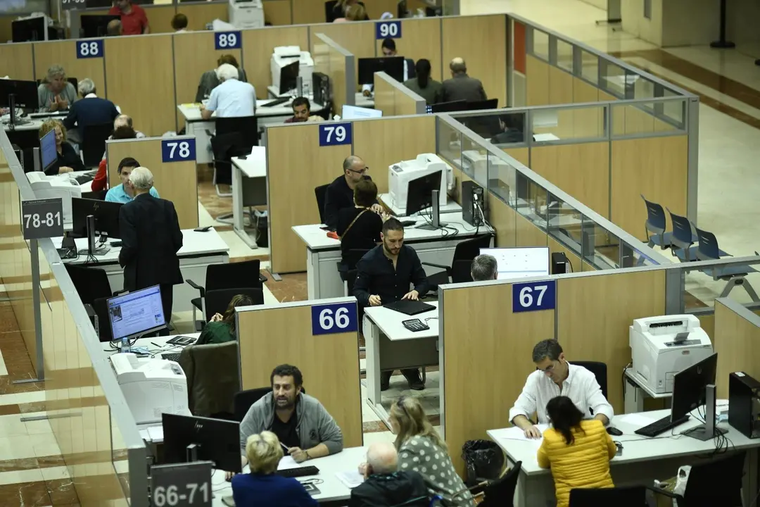 Funcionarios trabajan en la delegaci&oacute;n Especial de la Agencia Tributaria (AEAT ) en Madrid con motivo de la Campa&ntilde;a de Renta 2018 situada en la calle Guzm&aacute;n el Bueno de la capital.