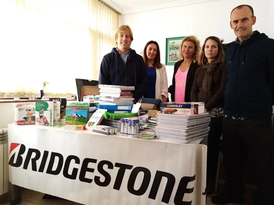 Entrega del material escolar al Ayuntamiento de Reoc&iacute;n por parte de Bridgestone