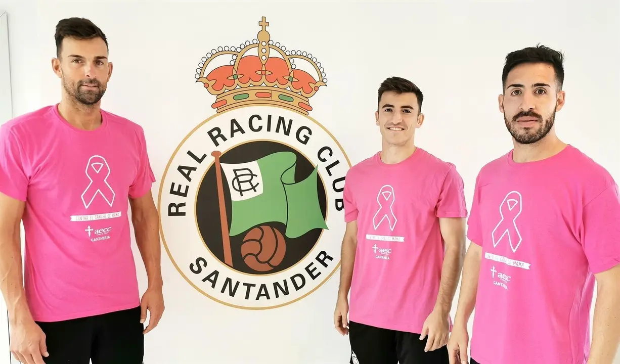 Jugadores del Racing con la camiseta de la AECC por el D&iacute;a contra el C&aacute;ncer de Mama