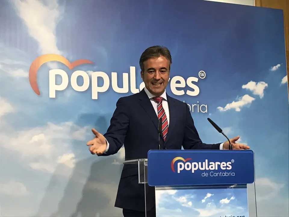 El candidato del PP de Cantabria al Congreso de los Diputados, Diego Movell&aacute;n, en rueda de prensa