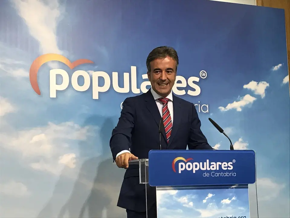 El candidato del PP de Cantabria al Congreso de los Diputados, Diego Movell&aacute;n, en rueda de prensa