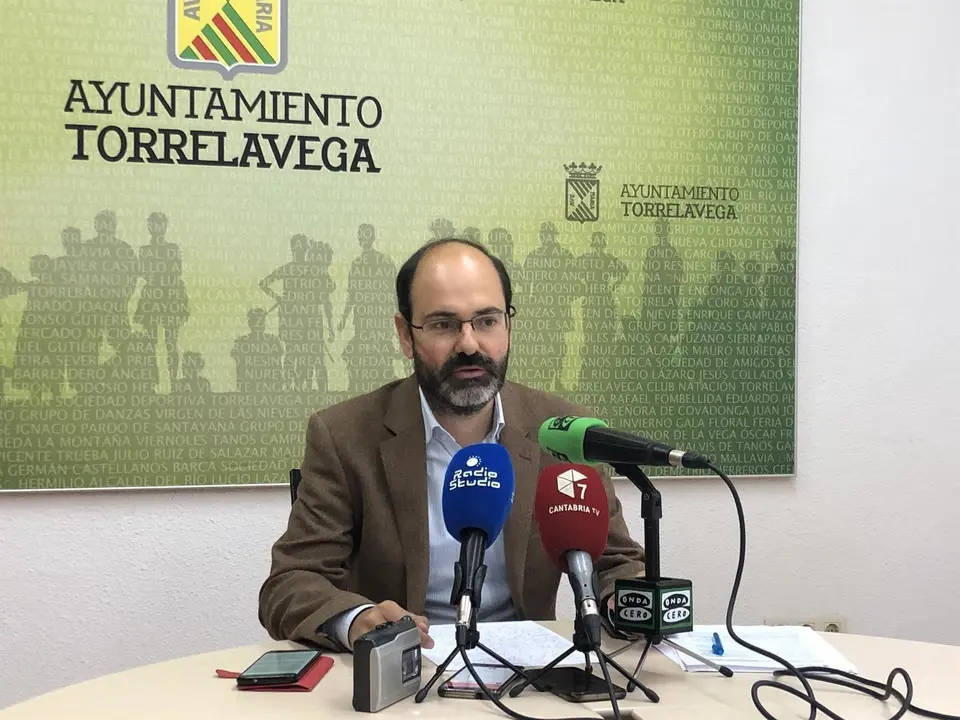 El concejal de Medio Ambiente, Salud P&uacute;blica e Infraestructura Verde, Jos&eacute; Luis Urraca, informa en rueda de prensa sobre la comisi&oacute;n