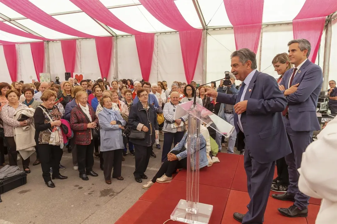 El presidente Miguel &Aacute;ngel Revilla y el vicepresidente Pablo Zuloaga en la Feria de Mujeres Artesanas