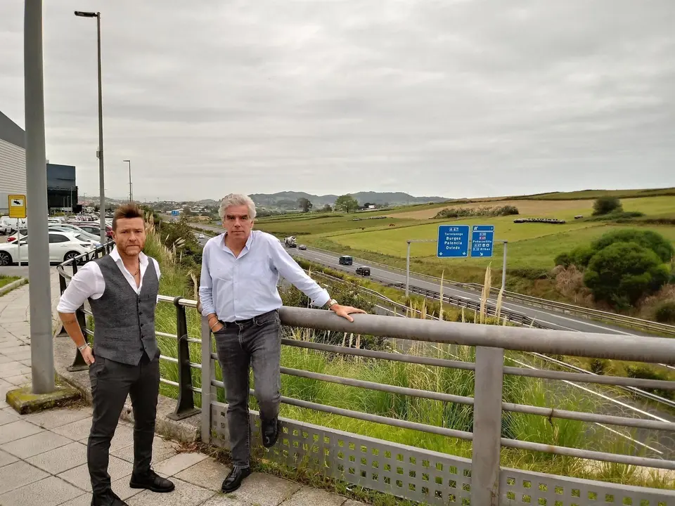 El portavoz regionalista, Jos&eacute; Mar&iacute;a Fuentes-Pila, junto al concejal regionalista, Vicente Nieto, frente a los terrenos de Rucandial