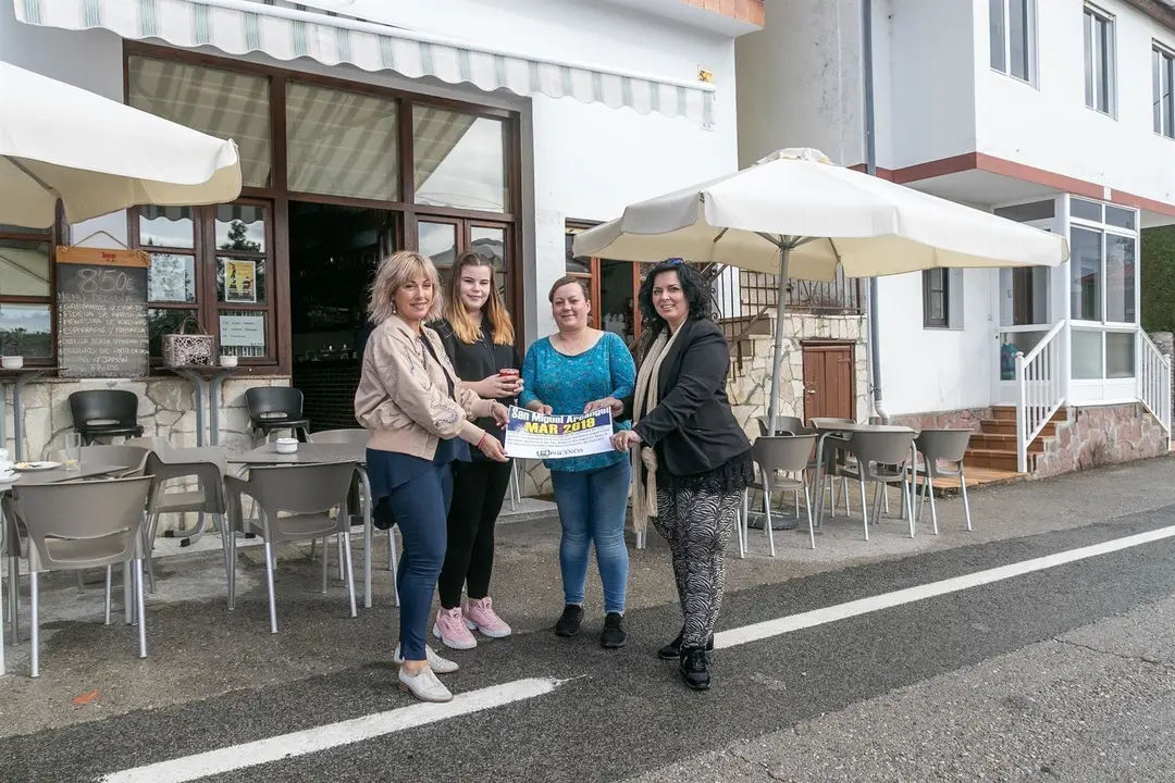 La alcaldesa de Polanco, Rosa D&iacute;az Fern&aacute;ndez, y a la concejal de Servicios Sociales, Isabel Herrera Landeras, en la entrega del dinero por parte de las promotores de la barbacoa solidaria