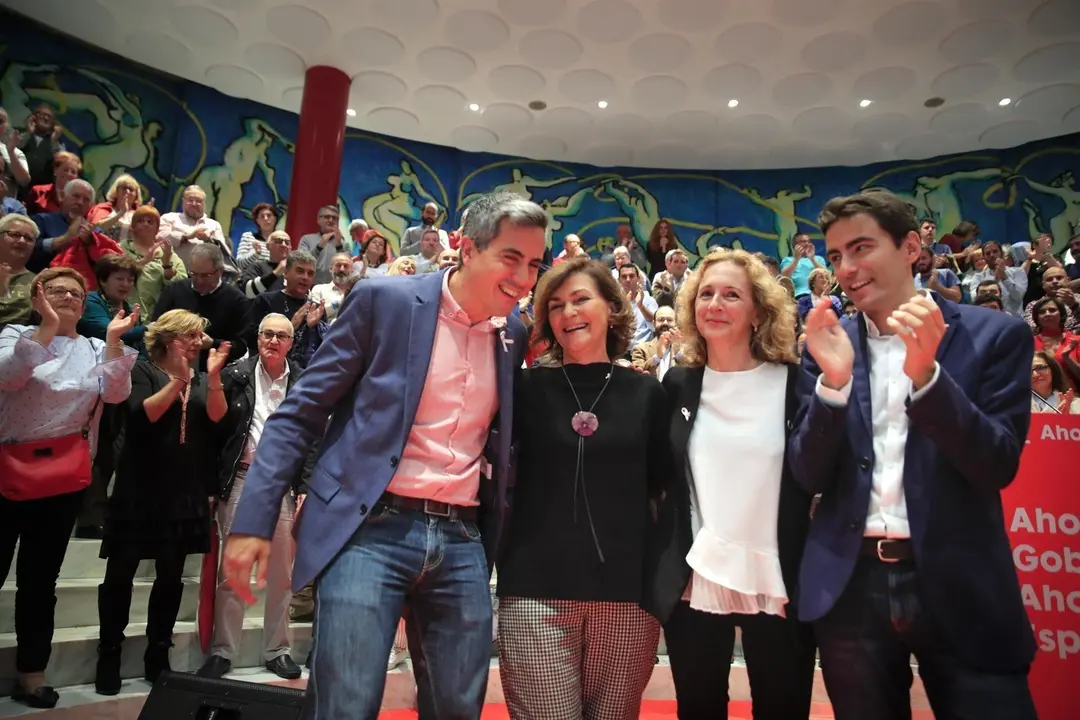 La vicepresidenta Carmen Calvo con Zuloaga, Casares e Isabel Fern&aacute;ndez