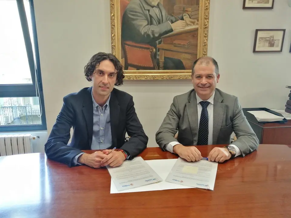 El alcalde de Astillero, Javier Fern&aacute;ndez Sober&oacute;n, y el rector de UNEATLANTICO, Rub&eacute;n Calder&oacute;n, firman un convenio para pr&aacute;cticas en el ayuntamiento
