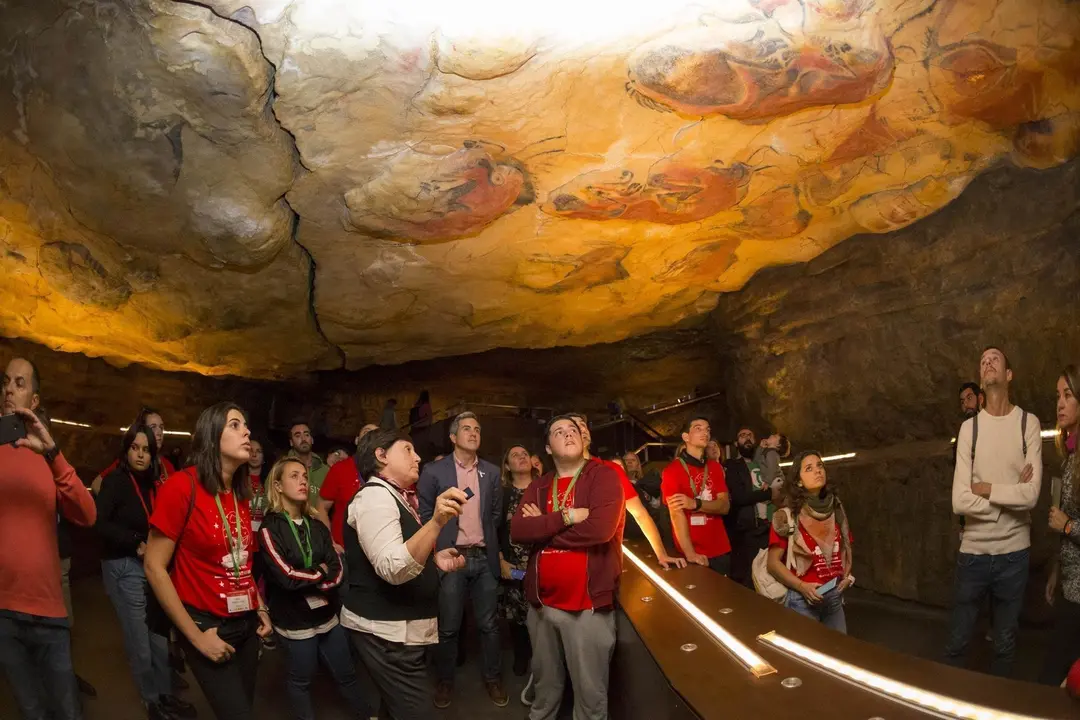 Zuloaga asiste a las actividades del programa 'Museo Joven' en Altamira