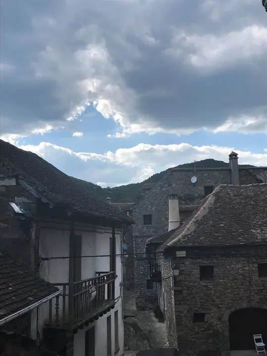 Pueblo, rural, monta&ntilde;a, nublado, cielo cubierto, tejado losas