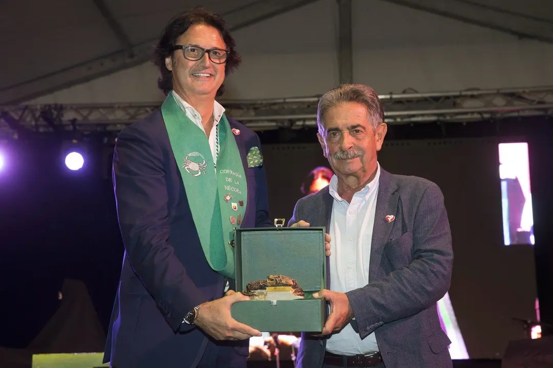 Revilla entrega el Premio N&eacute;cora 2019 al bailar&iacute;n Javier Castillo 'Poty'