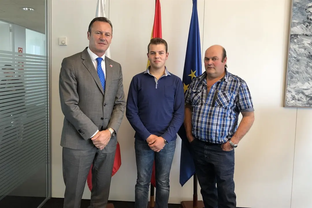 El consejero de Desarrollo Rural, Ganader&iacute;a, Pesca, Alimentaci&oacute;n y Medio Ambiente, Guillermo Blanco, recibe al ganadero Aurelio Mu&ntilde;oz, premiado  en el concurso nacional de raza parda